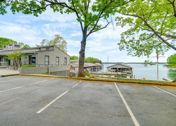 Resort Condo On Smith Mtn Lake: Linens Included!