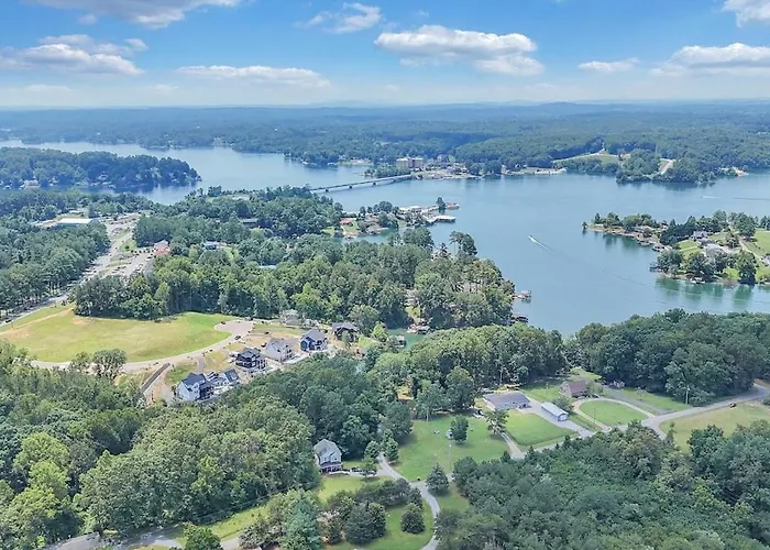 Lakefront 3Br With Dock, Fire Pit, Lawn Games, And Game Room