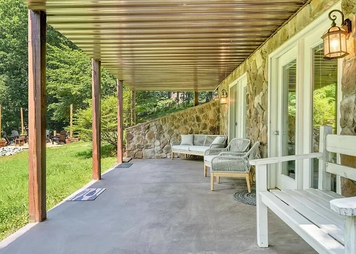 Lakefront 3Br With Dock, Fire Pit, Lawn Games, And Game Room