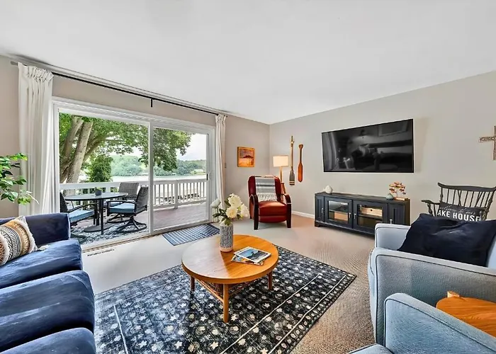 Lakefront Moneta Home With Kayaks And Dock