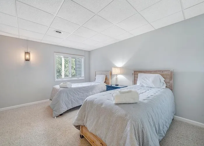 The Lake House On Sunset Point - Lakefront Home With Private Dock & Pool Table