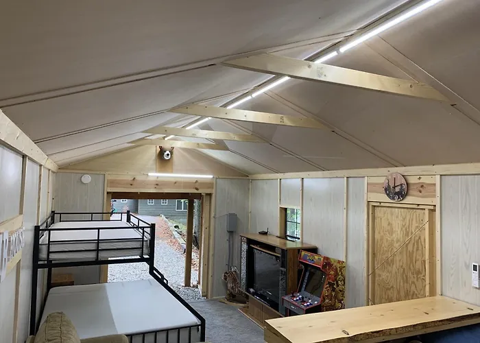 Bears Den At Acorn Dr - Spacious Pet Friendly Cottage With Balcony, Dock, And Hot Tub